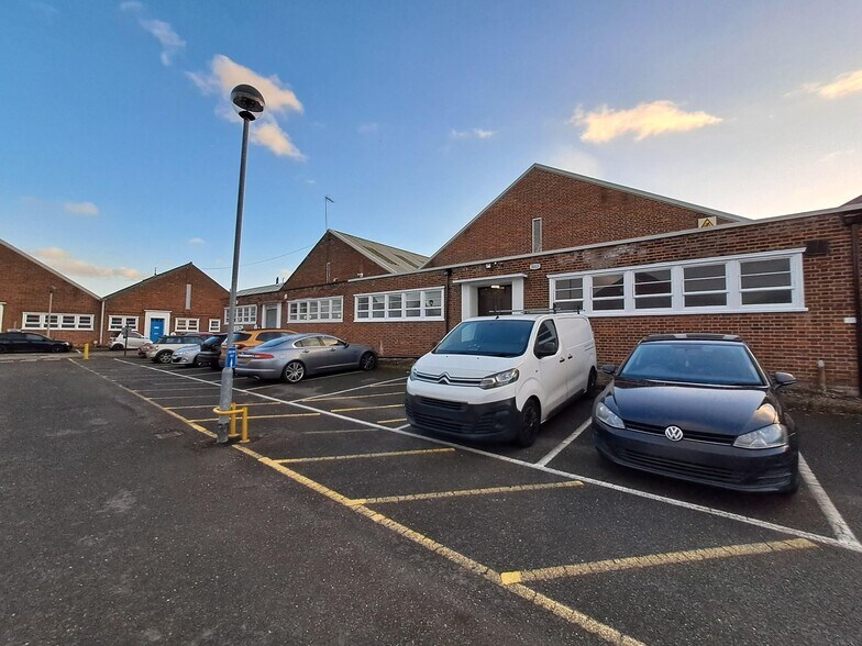 Tewin Rd, Welwyn Garden City à louer - Photo du bâtiment - Image 1 de 2