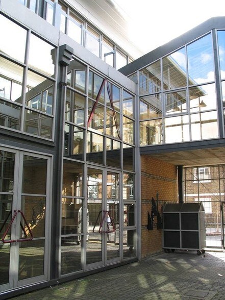 225-227 Walmer Rd, Londres à louer - Photo du bâtiment - Image 3 de 8