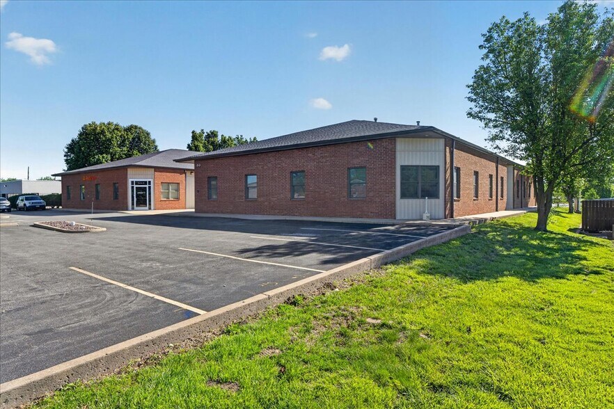618 Cepi Dr, Chesterfield, MO à louer - Photo du bâtiment - Image 3 de 17