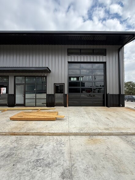 451 Farrell Rd, Dripping Springs, TX à louer - Photo du bâtiment - Image 2 de 16