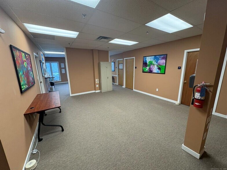 1575 Boston Post Rd, Guilford, CT à louer - Photo du bâtiment - Image 2 de 7