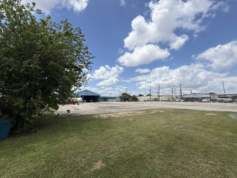 1502 Galveston St, South Houston, TX for lease - Building Photo - Image 2 of 20