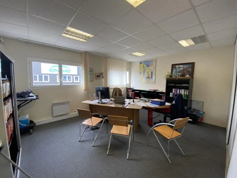 Office in Le Petit-Quevilly for lease - Interior Photo - Image 1 of 3