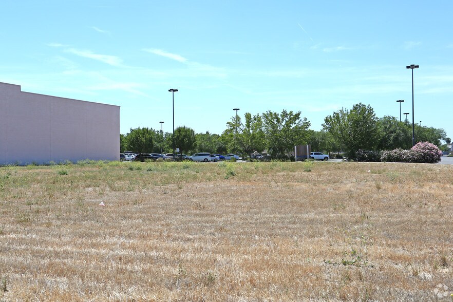323 W Shaw Ave, Clovis, CA à louer - Photo du bâtiment - Image 1 de 3