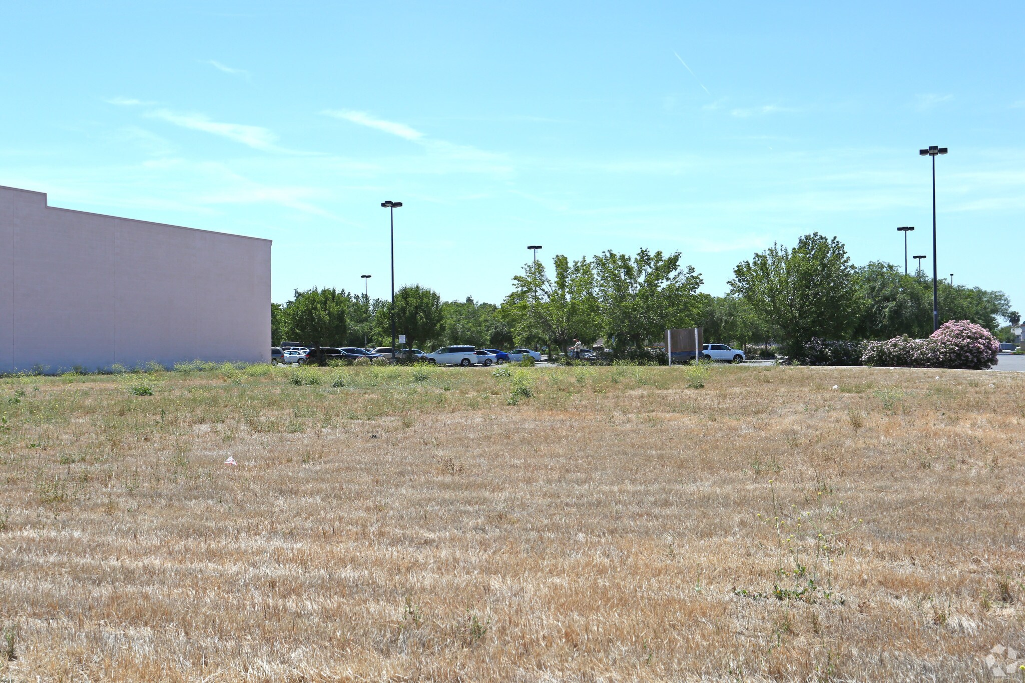 323 W Shaw Ave, Clovis, CA for lease Building Photo- Image 1 of 4