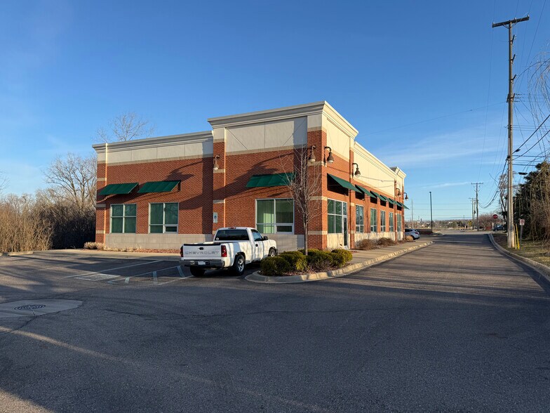 43485 Crescent Blvd, Novi, MI for sale - Building Photo - Image 3 of 9