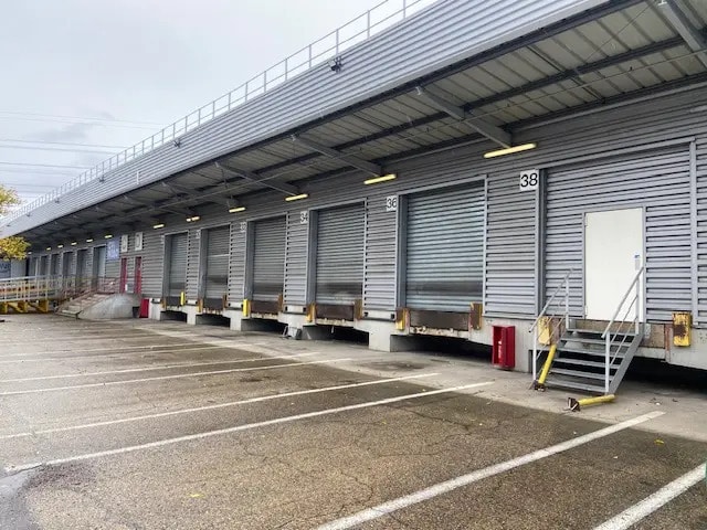 Avenue Bernard Vos, Mions for lease Building Photo- Image 1 of 10