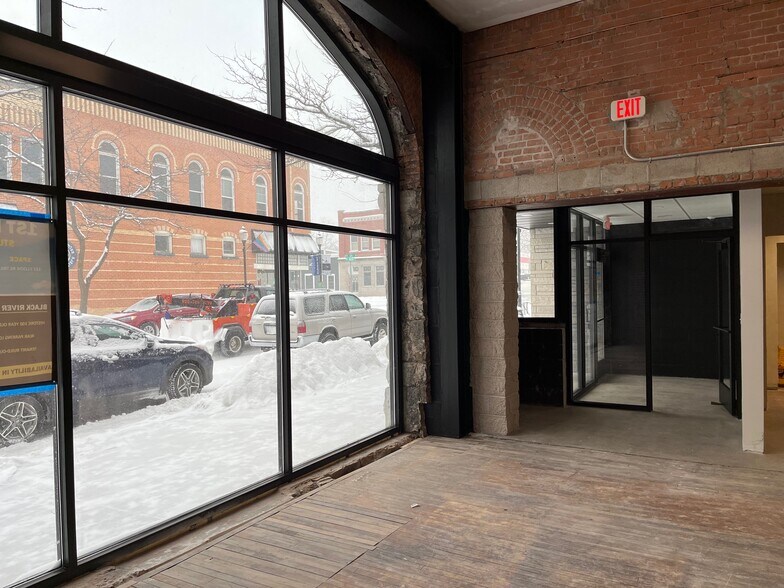 49 S Madison Ave, Sturgeon Bay, WI à louer - Photo du bâtiment - Image 2 de 8