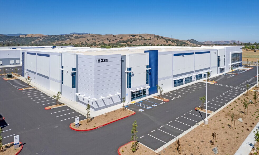 18225 Butterfield Blvd, Morgan Hill, CA à louer - Photo du bâtiment - Image 2 de 7