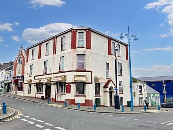 95 Queen St, Pembroke Dock for lease - Building Photo - Image 2 of 3