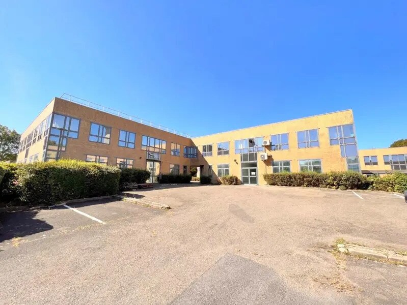 Office in Montigny-le-Bretonneux for sale Building Photo- Image 1 of 15