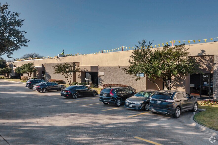 9841-9879 Chartwell Dr, Dallas, TX for lease - Building Photo - Image 2 of 9