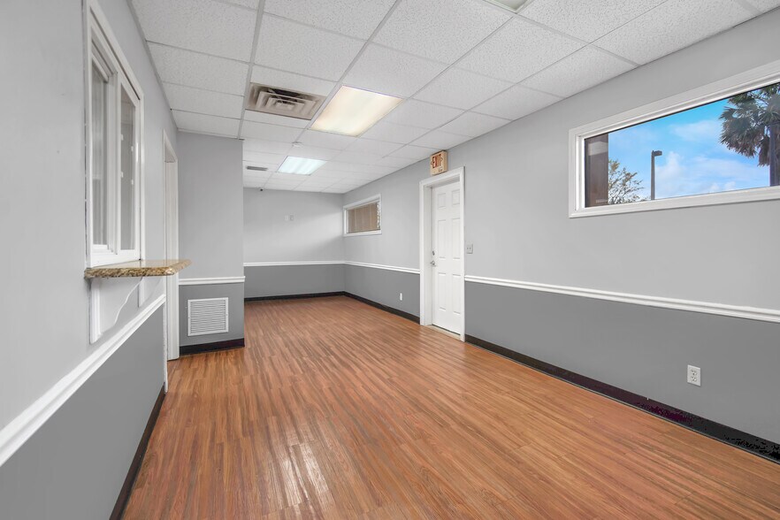 949 Lane Ave S, Jacksonville, FL à louer - Photo intérieure - Image 3 de 19