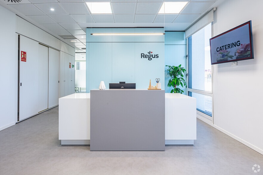 Calle de la Ribera del Loira, 16 I-18, Madrid, Madrid for lease - Building Photo - Image 1 of 22