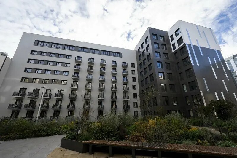 Office in Montigny-le-Bretonneux for lease - Building Photo - Image 2 of 12