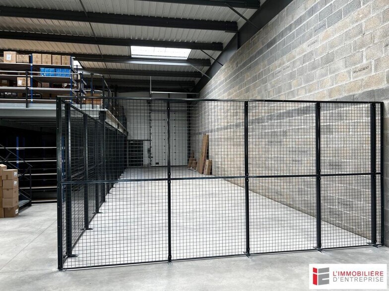 Industrial in La Mézière for lease - Interior Photo - Image 2 of 2