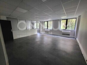 Flex in Dardilly for lease Interior Photo- Image 2 of 8