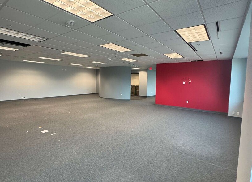 20750 Civic Center Dr, Southfield, MI à louer - Photo intérieure - Image 2 de 3