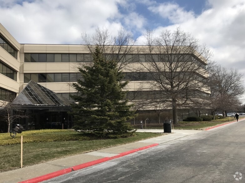 25050 Country Club Blvd, North Olmsted, OH for sale - Building Photo - Image 2 of 5