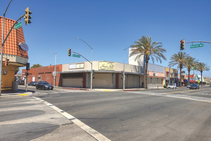Whittier Boulevard retail portfolio portefeuille de 2 propriétés à vendre sur LoopNet.ca - Photo du bâtiment - Image 2 de 10