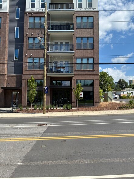 363 Hilliard Ave, Asheville, NC à louer - Photo du bâtiment - Image 2 de 7