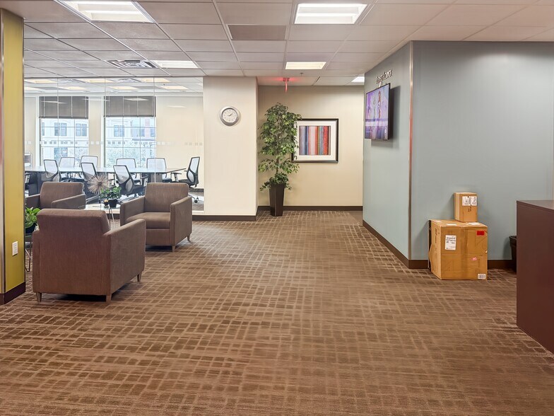 9205 W Russell Rd, Las Vegas, NV à louer - Photo du bâtiment - Image 3 de 10