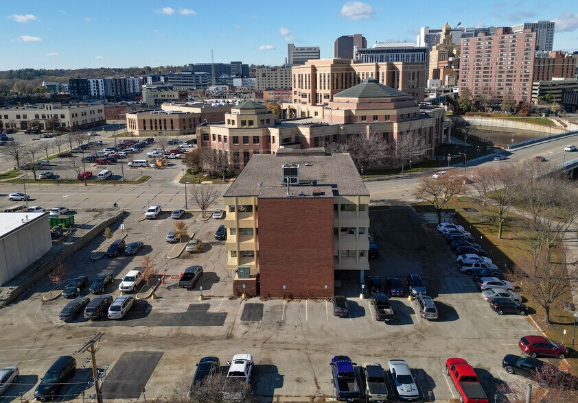 300 3rd Ave SE, Rochester, MN à vendre - Photo du bâtiment - Image 3 de 158