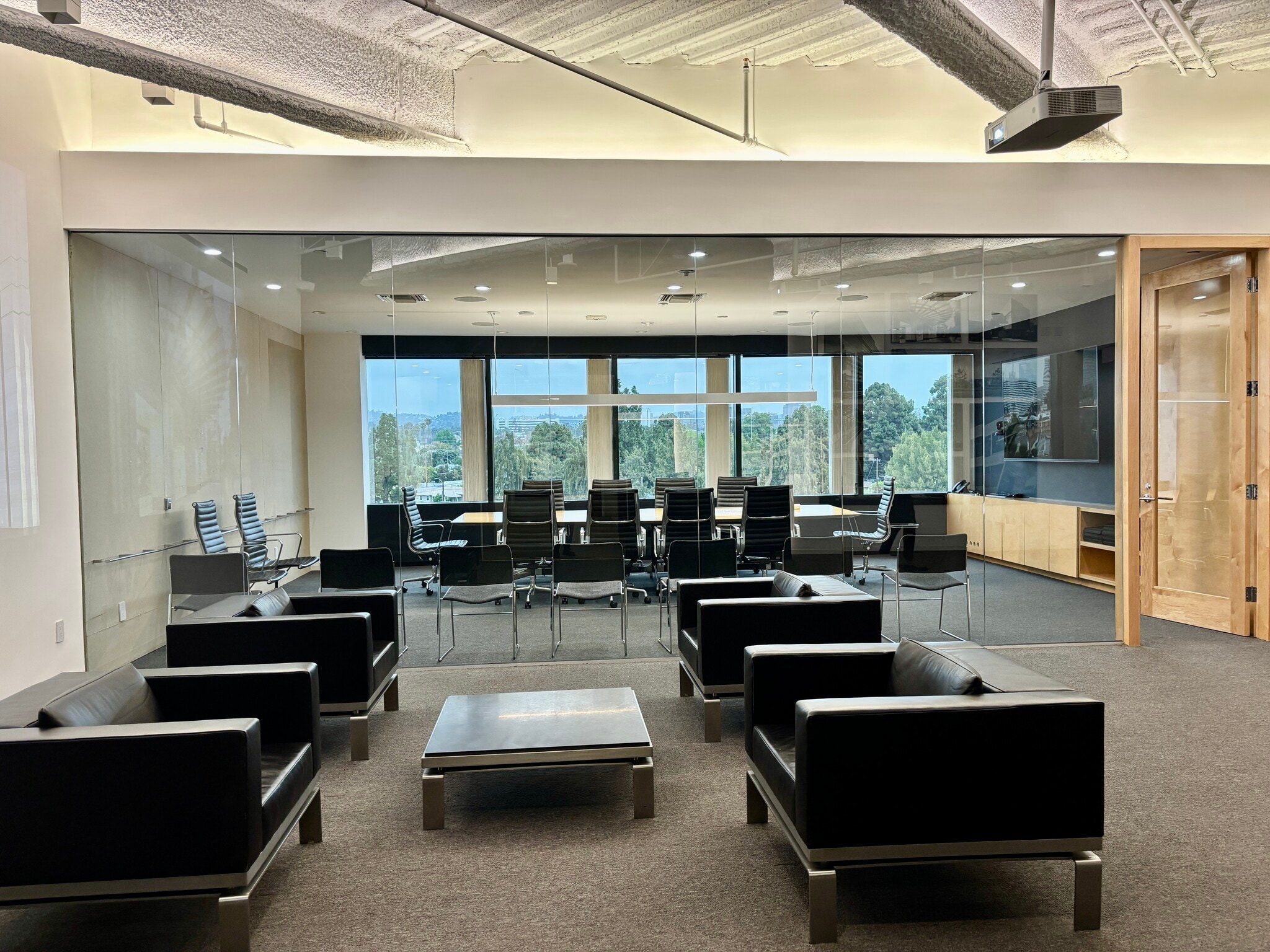 1990 S Bundy Dr, Los Angeles, CA for lease Building Photo- Image 1 of 10