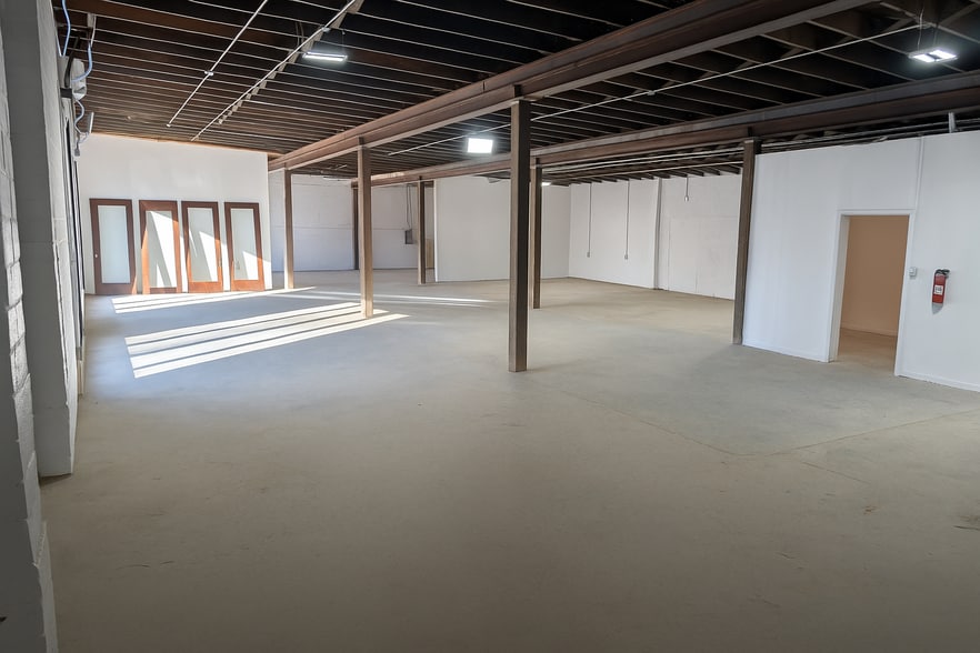 2111 W Clarendon St, Dallas, TX for lease - Building Photo - Image 2 of 6