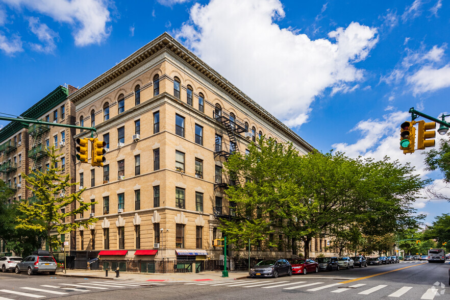 411-421 Manhattan Ave, New York, NY for lease - Primary Photo - Image 1 of 6