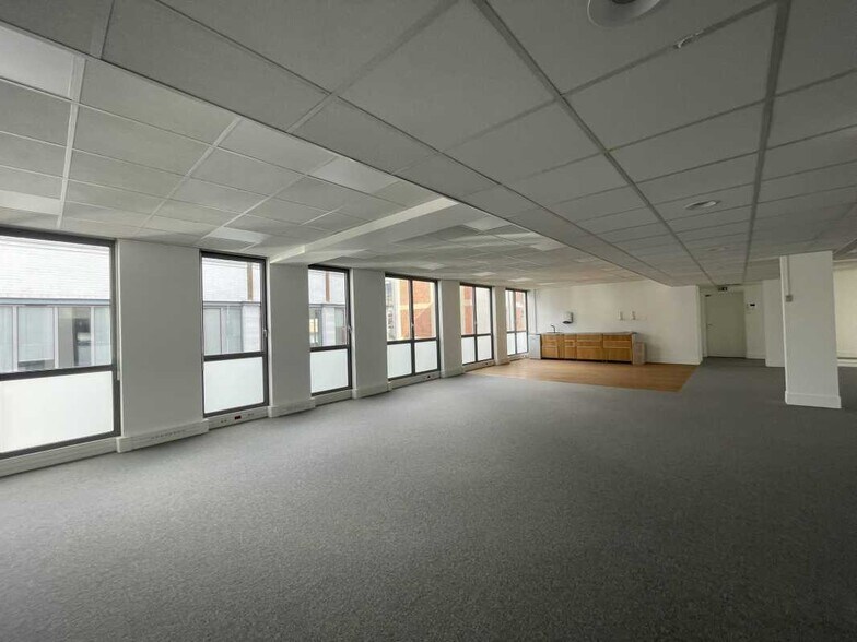 Office in Montreuil for lease - Interior Photo - Image 2 of 6