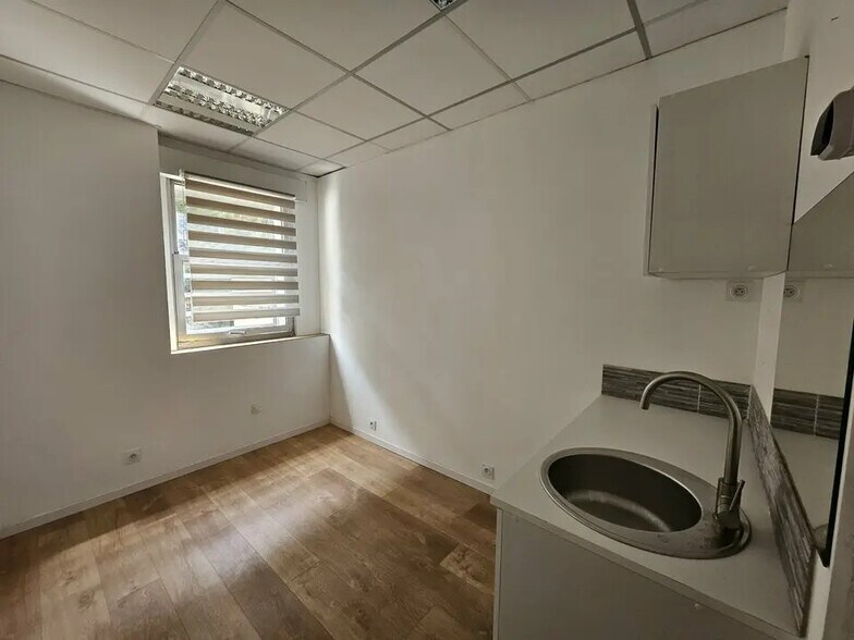 230 Chemin Des Valladets, Éguilles for lease - Interior Photo - Image 3 of 4