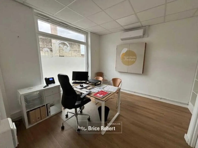 Bureau dans Lyon à louer - Photo du bâtiment - Image 2 de 7