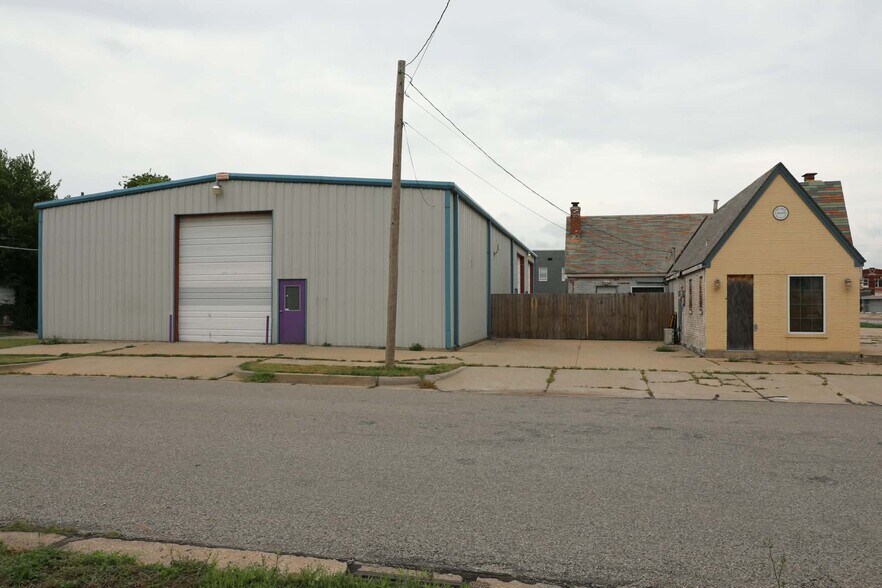 126 S Pine St, Ponca City, OK à vendre - Photo du bâtiment - Image 3 de 18