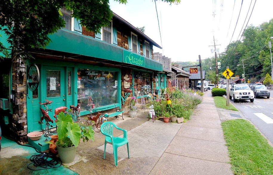 377 Parkway, Gatlinburg, TN à louer - Photo du bâtiment - Image 2 de 8