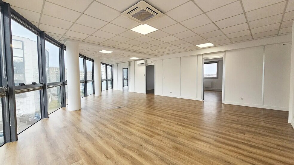 Office in Lognes for lease - Interior Photo - Image 1 of 11