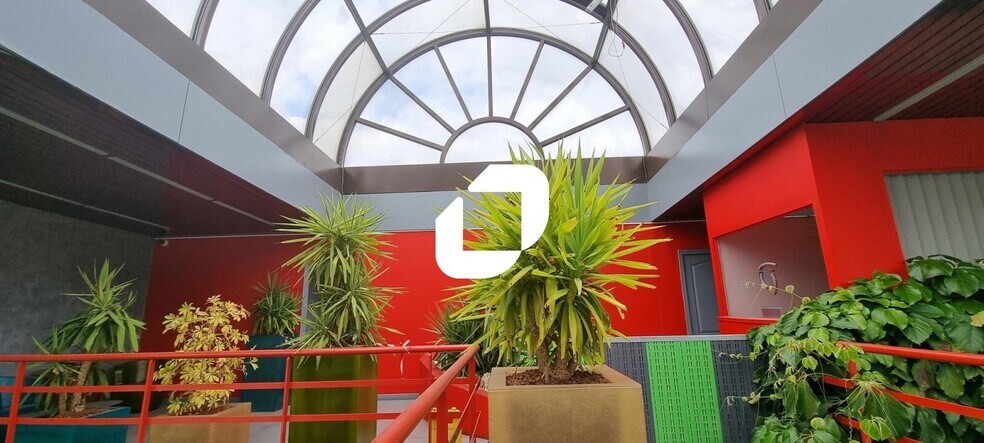 Flex in Montreuil for lease - Interior Photo - Image 2 of 9