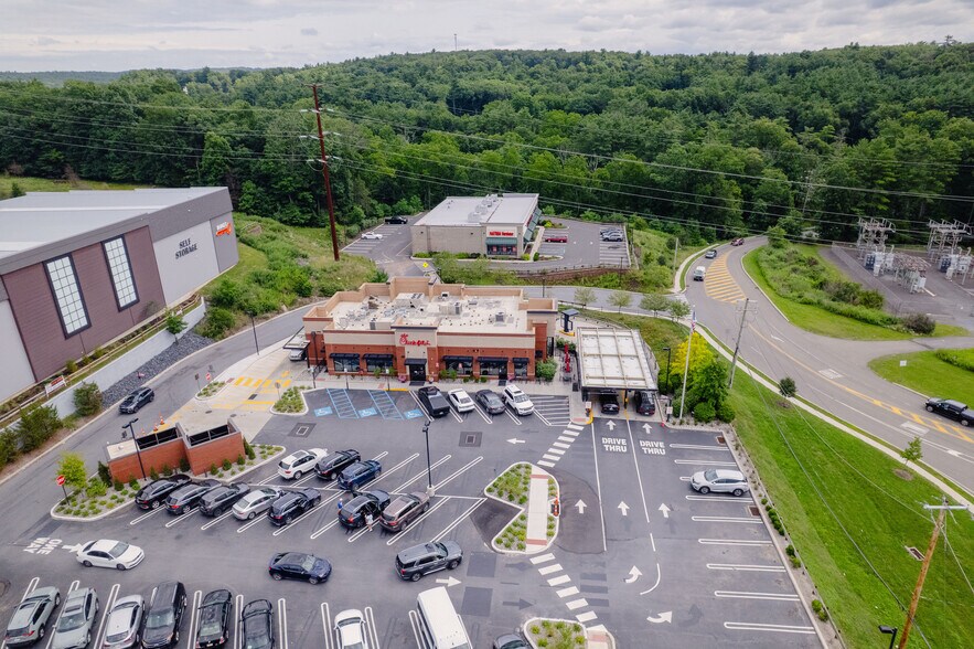 115 Plaza 611 Ln, Stroudsburg, PA à vendre - Photo du bâtiment - Image 2 de 8