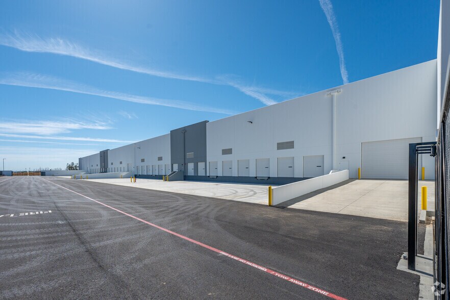 Elkhorn Industrial Park portefeuille de 2 propriétés à vendre sur LoopNet.ca - Photo principale - Image 2 de 2