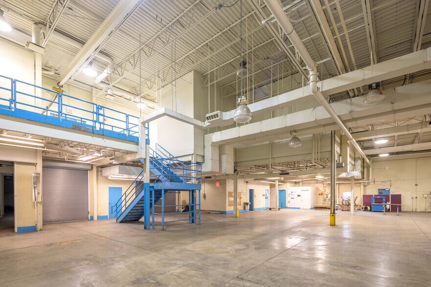 7085 Mentor Ave, Willoughby, OH à louer - Photo intérieure - Image 2 de 4