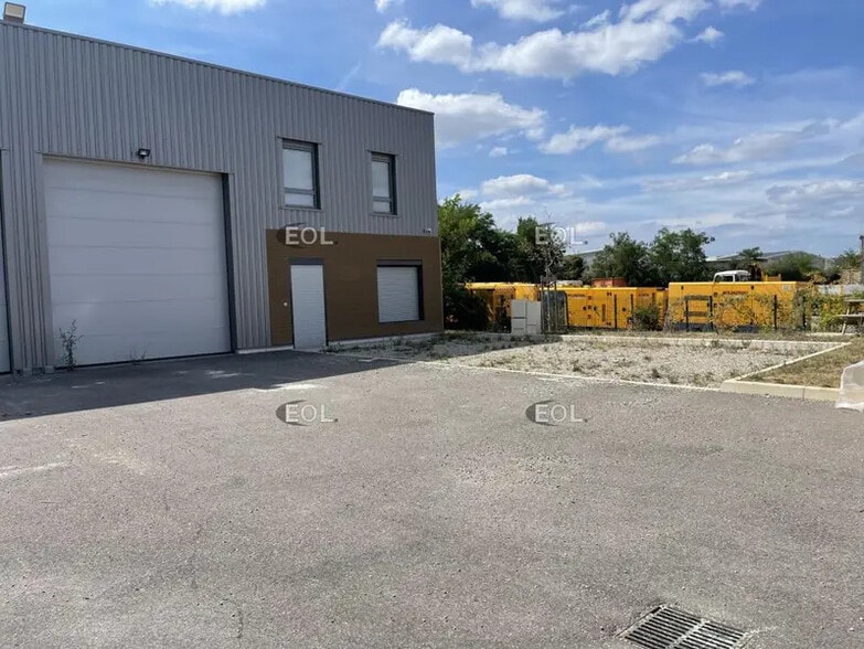 Industrial in Corbas for lease - Building Photo - Image 2 of 12
