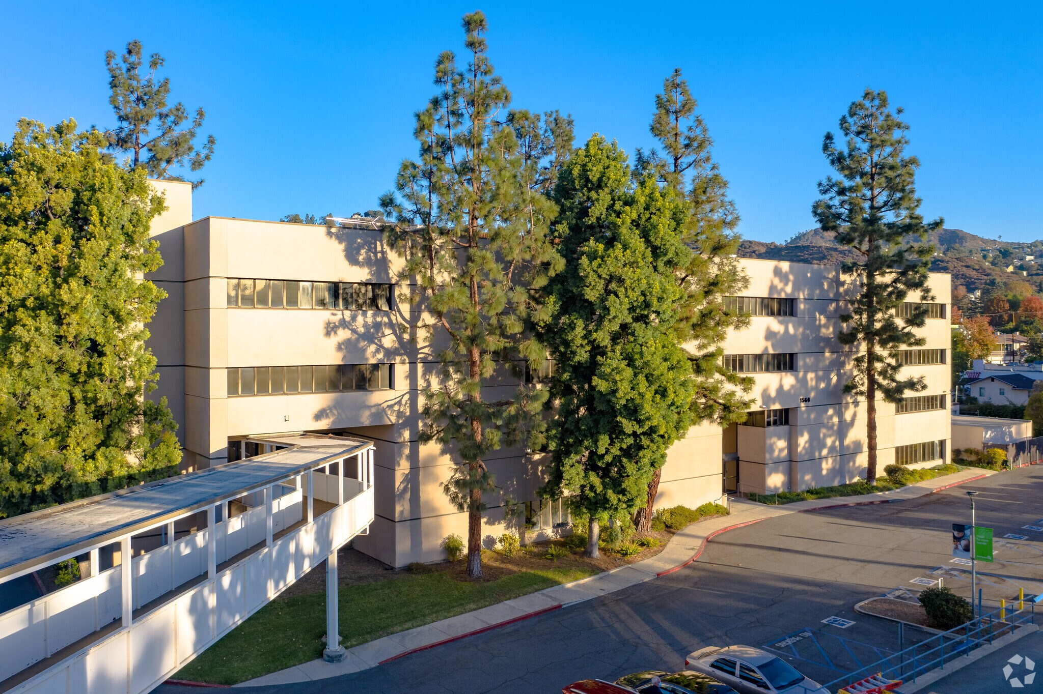 1560 E Chevy Chase Dr, Glendale, CA à louer Photo du bâtiment- Image 1 de 8