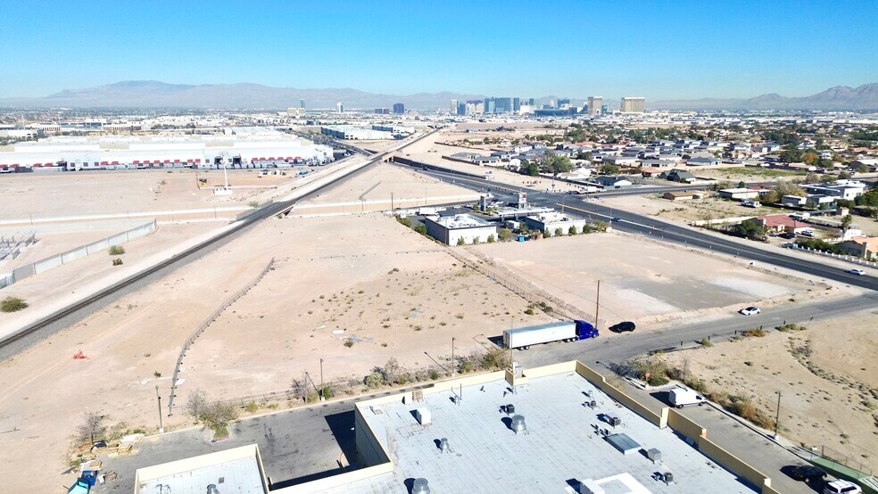 S Decatur Blvd, Las Vegas, NV à vendre - Photo du bâtiment - Image 3 de 4