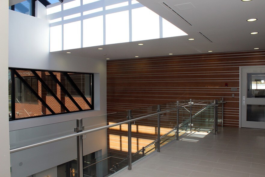 141 Colonnade Rd, Nepean, ON à vendre - Photo du bâtiment - Image 1 de 1