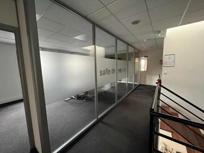 240 Rue Ferdinand Perrier, Saint-Priest for lease - Interior Photo - Image 3 of 15