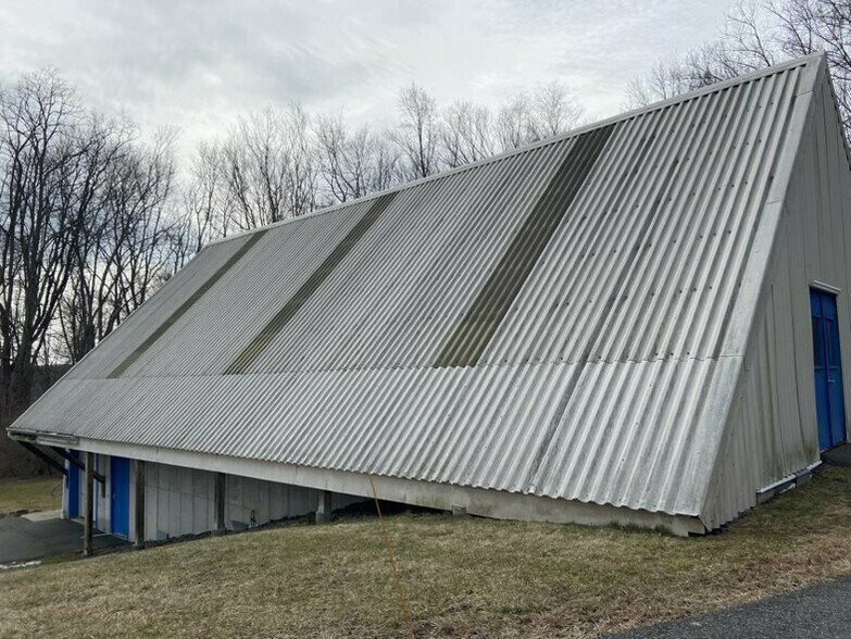 12 Commerce Rd, Newtown, CT à louer - Photo du bâtiment - Image 3 de 8