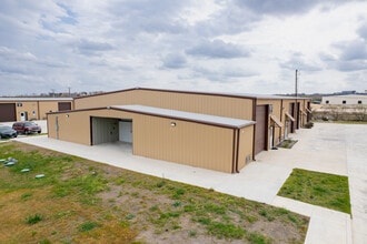 7977 Old Bastrop Rd, New Braunfels, TX for lease Interior Photo- Image 2 of 7