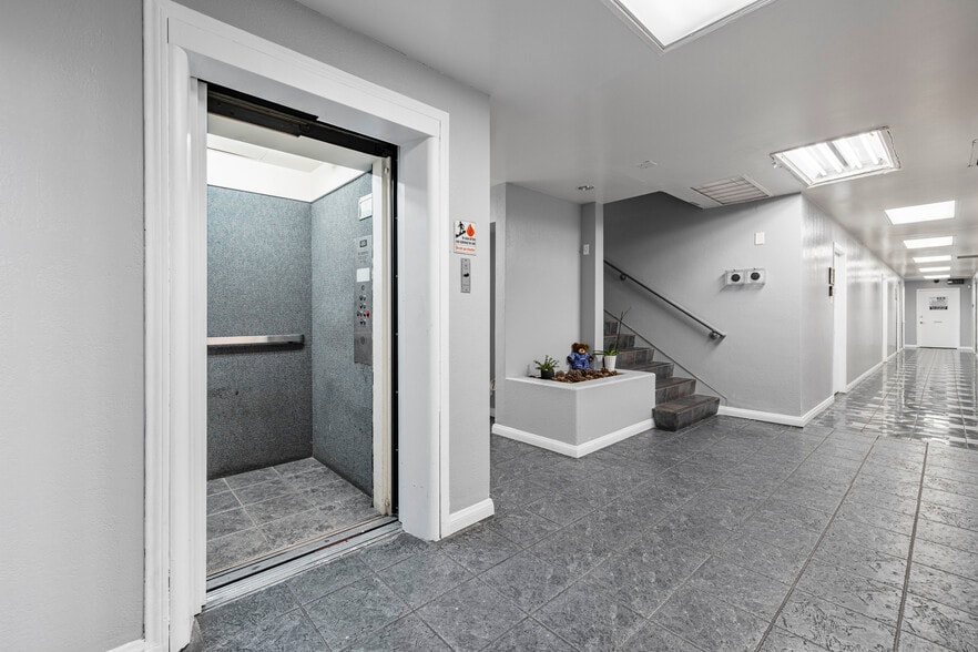 11755 Victory Blvd, North Hollywood, CA for lease - Building Photo - Image 3 of 7