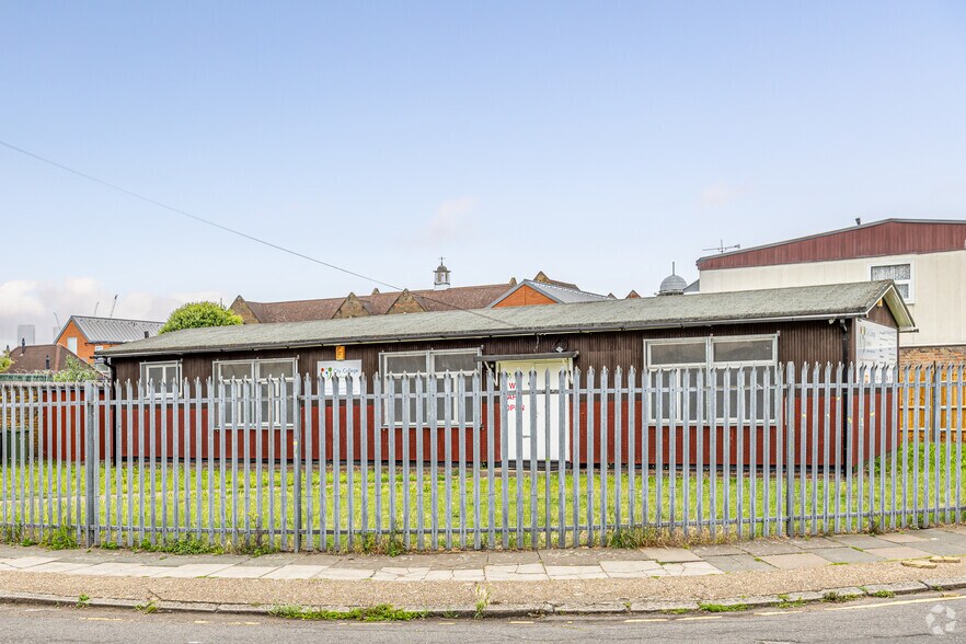 3 Hamilton Rd, Londres à louer - Photo du bâtiment - Image 2 de 4