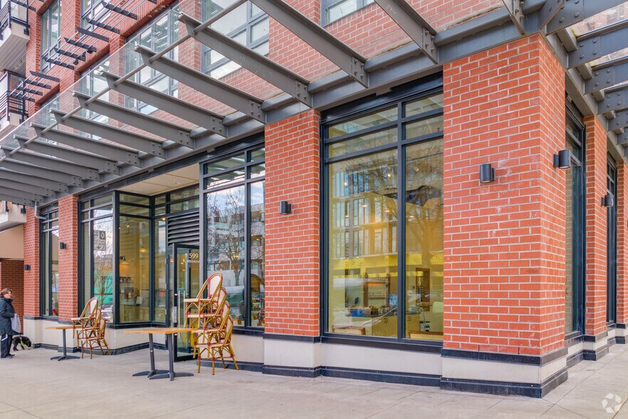 583-595 Broadway E, Vancouver, BC à vendre - Photo du bâtiment - Image 2 de 5